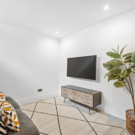 Villa Vacation Marbella I Iniesta, Golf Community, Brand-new Built, Infinity Pool Estepona